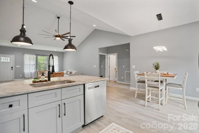544 30th Avenue NW, Hickory, NC 28601