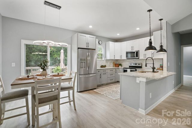 544 30th Avenue NW, Hickory, NC 28601