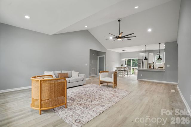 544 30th Avenue NW, Hickory, NC 28601