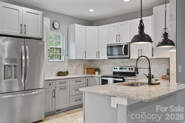 544 30th Avenue NW, Hickory, NC 28601