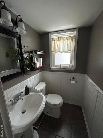 22043 Hillcrest Court, Woodhaven, MI 48183