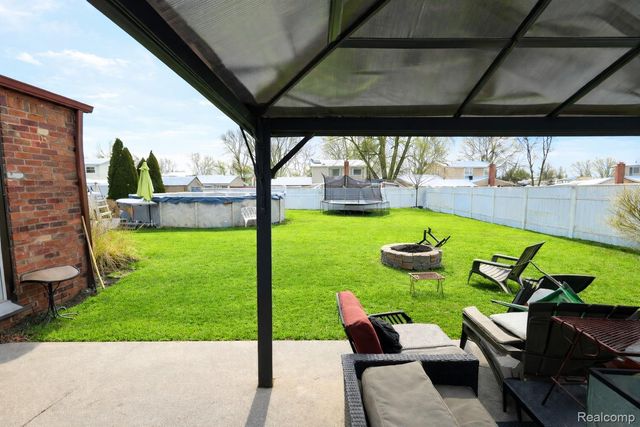 22043 Hillcrest Court, Woodhaven, MI 48183