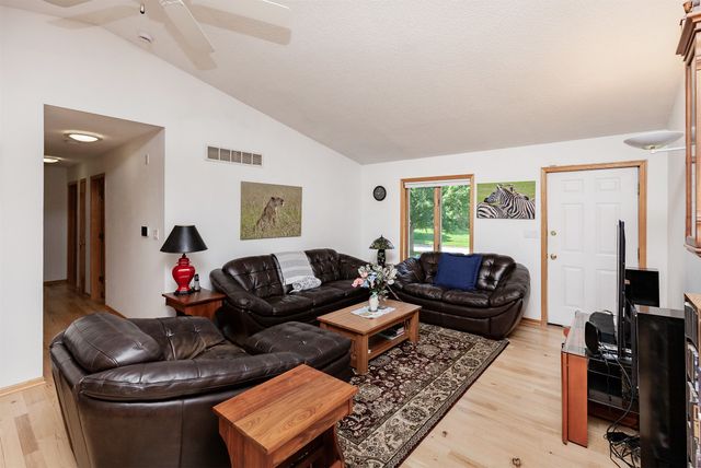 2730 E Leach Avenue, Des Moines, IA 50320