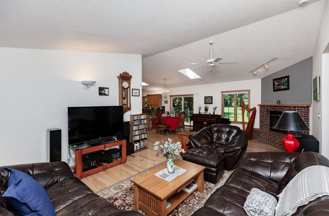 2730 E Leach Avenue, Des Moines, IA 50320