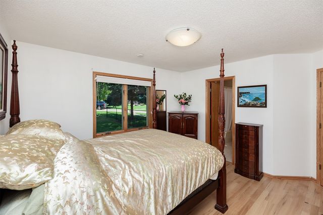 2730 E Leach Avenue, Des Moines, IA 50320