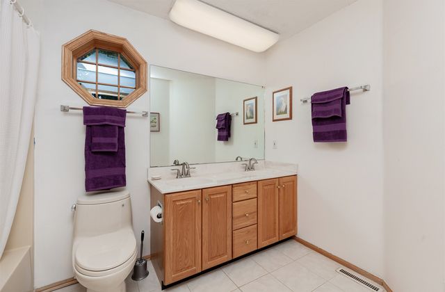 2730 E Leach Avenue, Des Moines, IA 50320