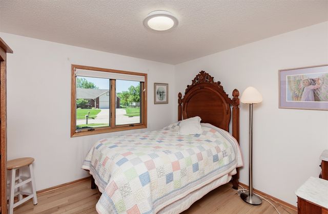 2730 E Leach Avenue, Des Moines, IA 50320