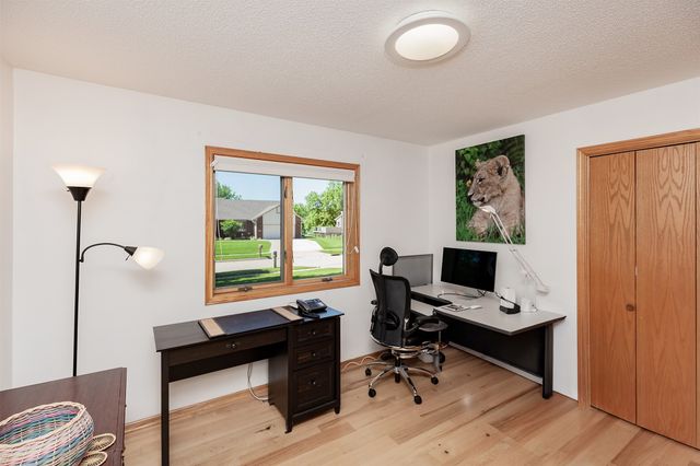 2730 E Leach Avenue, Des Moines, IA 50320