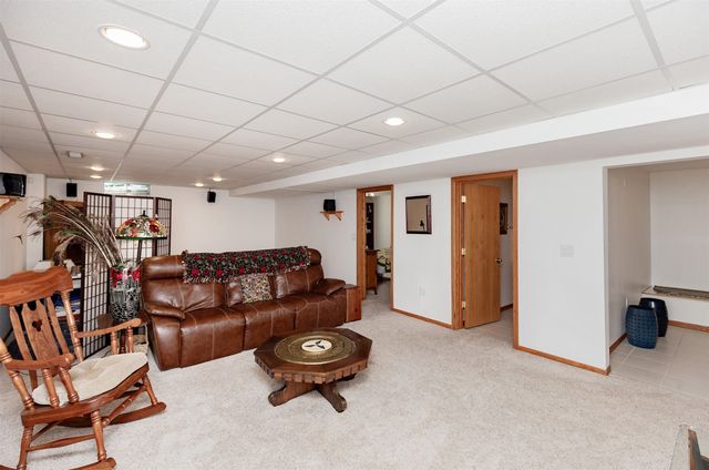 2730 E Leach Avenue, Des Moines, IA 50320