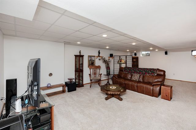 2730 E Leach Avenue, Des Moines, IA 50320
