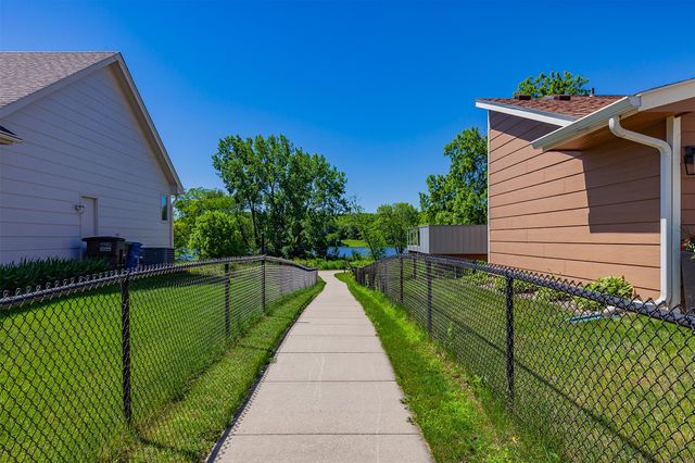 2730 E Leach Avenue, Des Moines, IA 50320