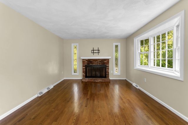 98 Miller St, Franklin, MA 02038