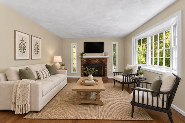 98 Miller St, Franklin, MA 02038