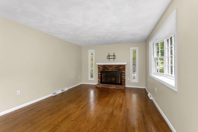 98 Miller St, Franklin, MA 02038