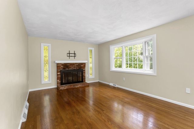 98 Miller St, Franklin, MA 02038