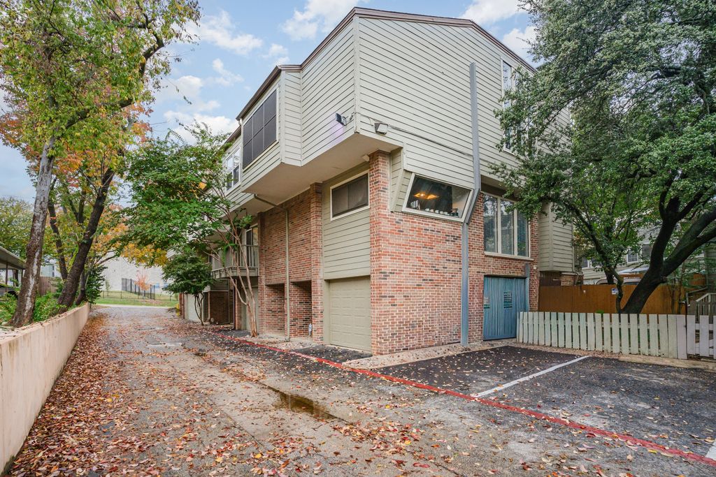 6808 Eastridge Drive 12- B3, Dallas, TX 75231