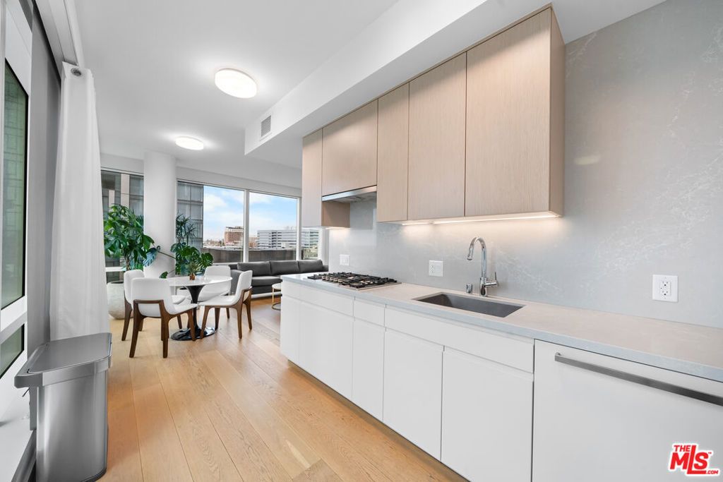 Image 10 of property listing at 877 Francisco Street 1128, Los Angeles, CA 90017