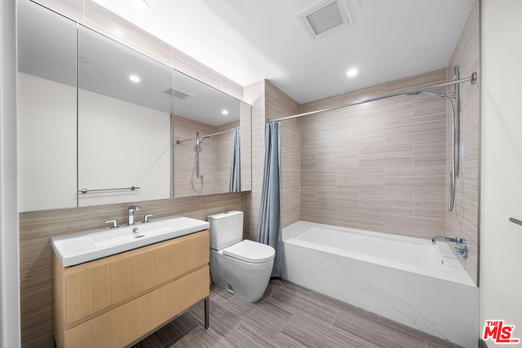 Image 18 of property listing at 877 Francisco Street 1128, Los Angeles, CA 90017