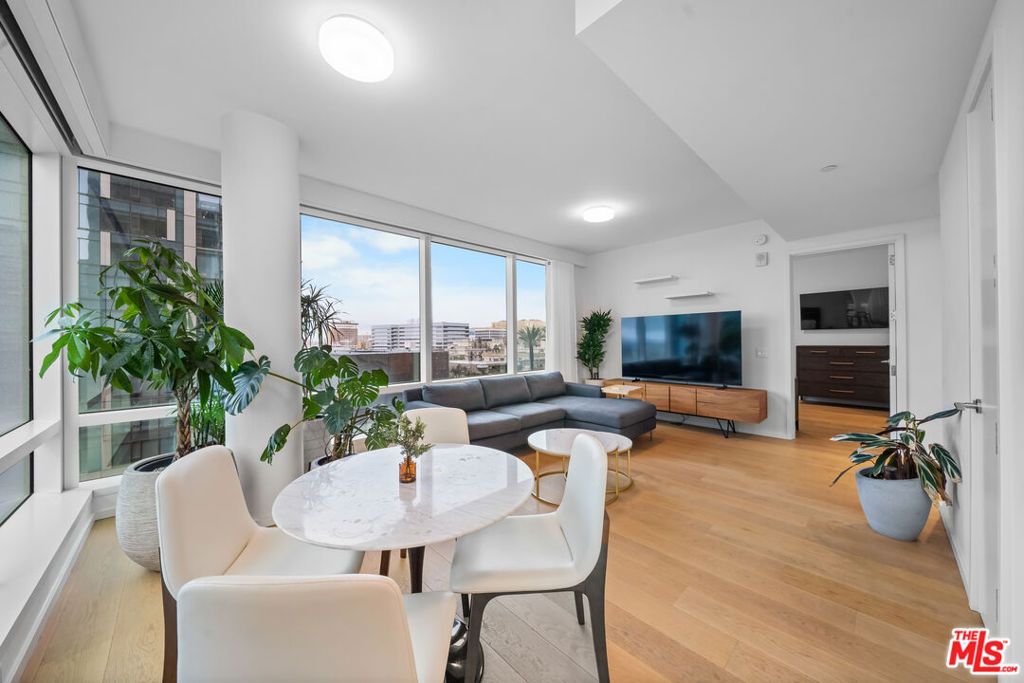 Image 2 of property listing at 877 Francisco Street 1128, Los Angeles, CA 90017