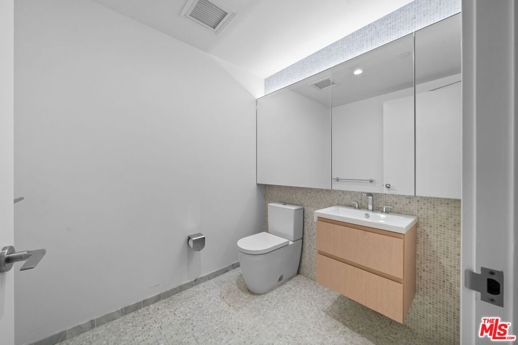 Image 21 of property listing at 877 Francisco Street 1128, Los Angeles, CA 90017