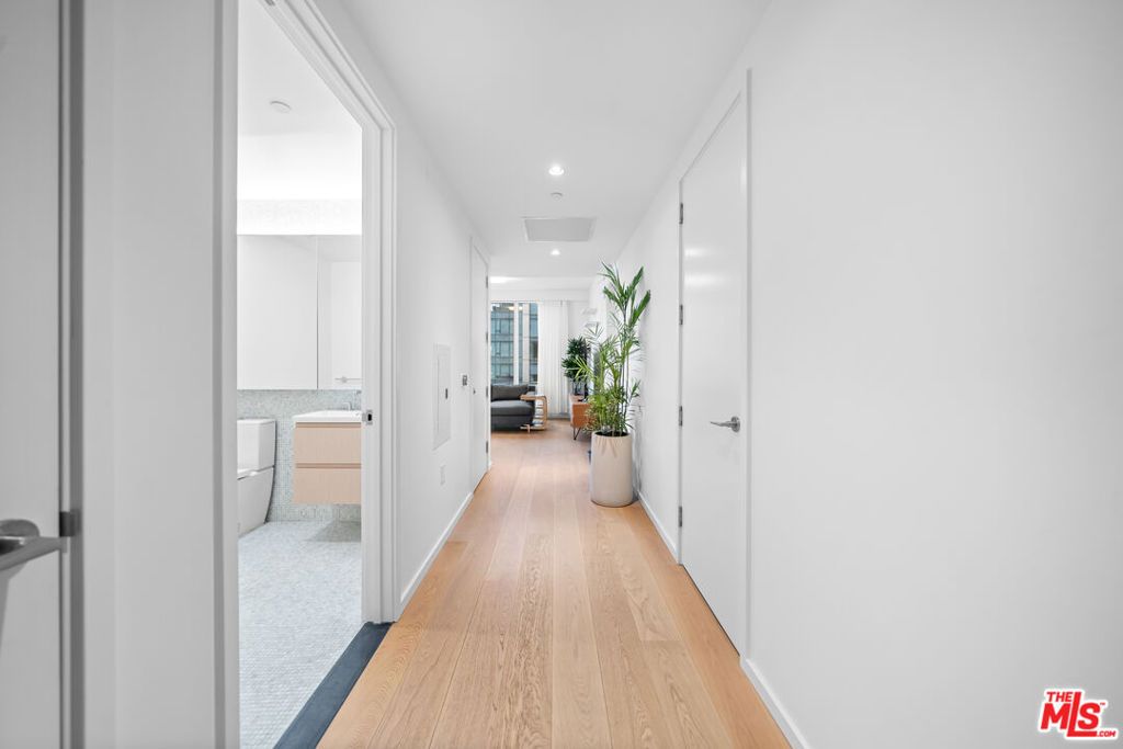 Image 23 of property listing at 877 Francisco Street 1128, Los Angeles, CA 90017