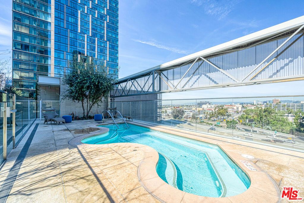Image 27 of property listing at 877 Francisco Street 1128, Los Angeles, CA 90017