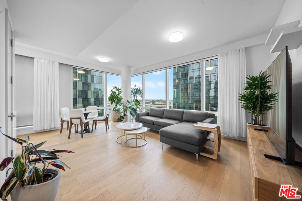 Image 3 of property listing at 877 Francisco Street 1128, Los Angeles, CA 90017