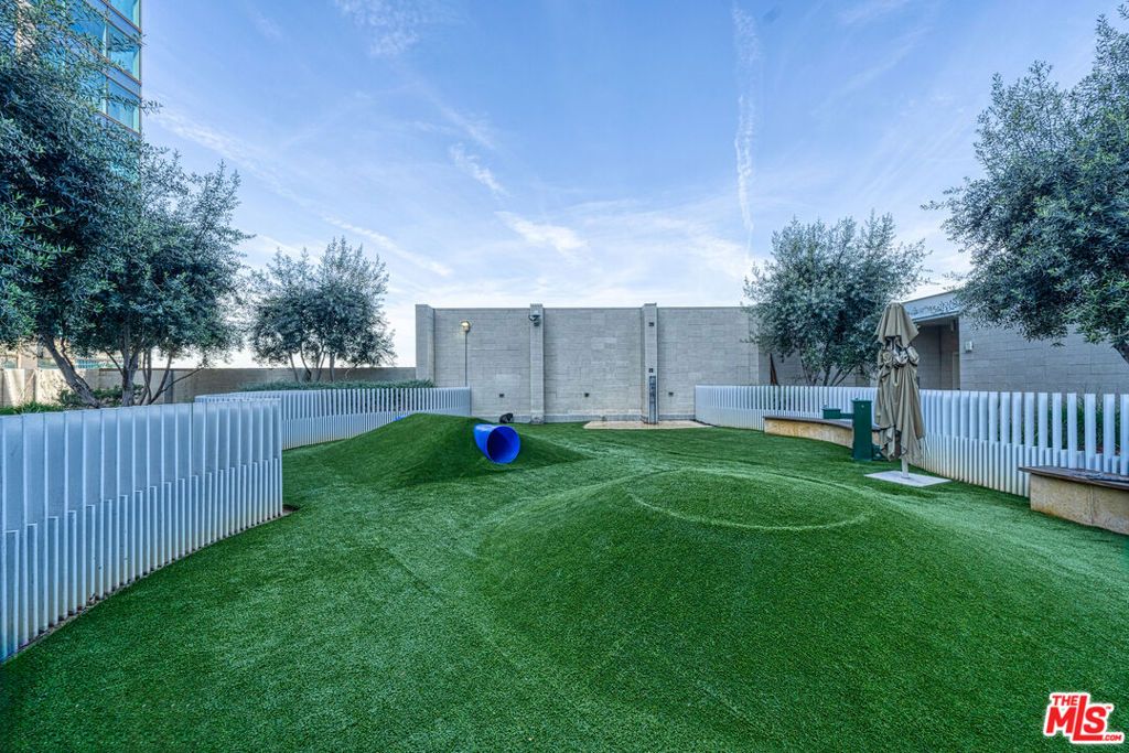 Image 34 of property listing at 877 Francisco Street 1128, Los Angeles, CA 90017