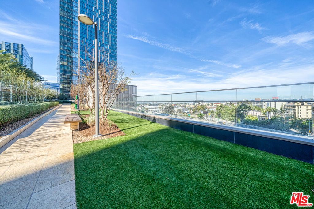 Image 35 of property listing at 877 Francisco Street 1128, Los Angeles, CA 90017