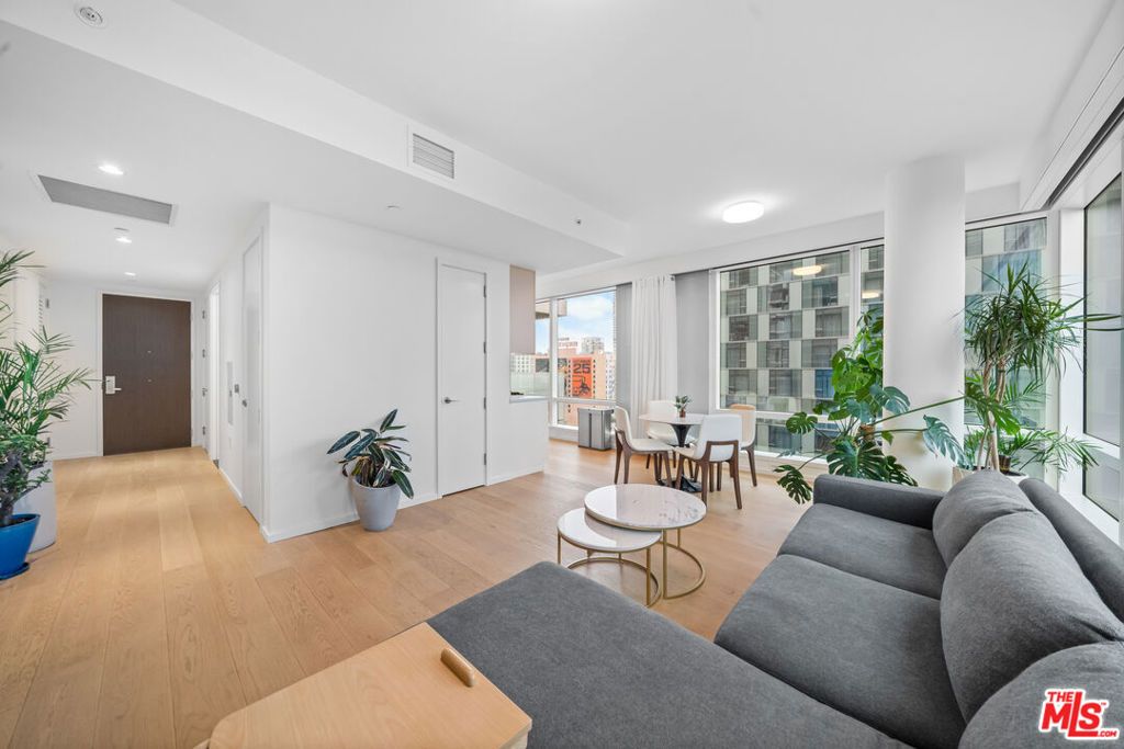 Image 4 of property listing at 877 Francisco Street 1128, Los Angeles, CA 90017