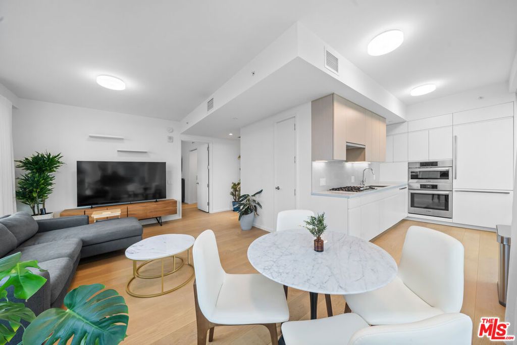 Image 5 of property listing at 877 Francisco Street 1128, Los Angeles, CA 90017