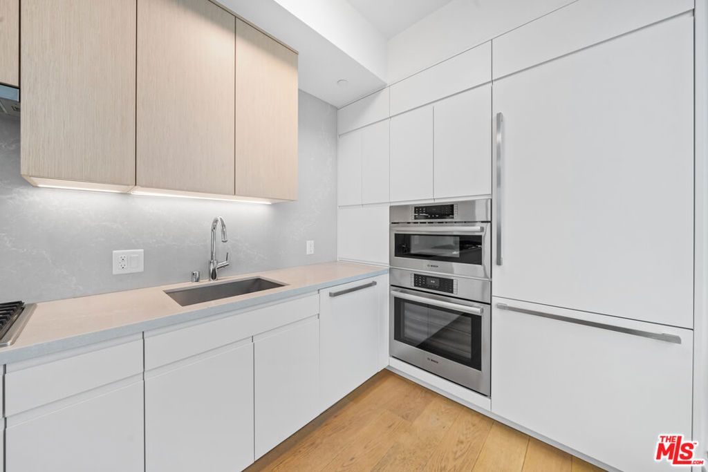 Image 9 of property listing at 877 Francisco Street 1128, Los Angeles, CA 90017