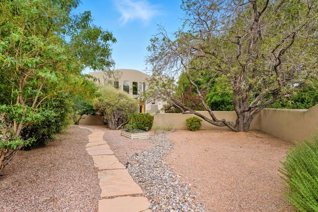 5604 MARIOLA Place NE, Albuquerque, NM 87111