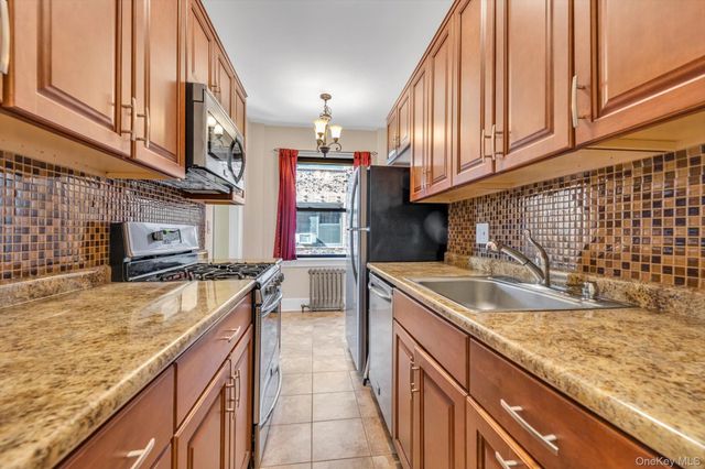 141 Woodmere Boulevard 5H, Woodmere, NY 11598