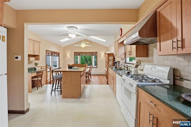 26 Dora Avenue, Waldwick, NJ 07463