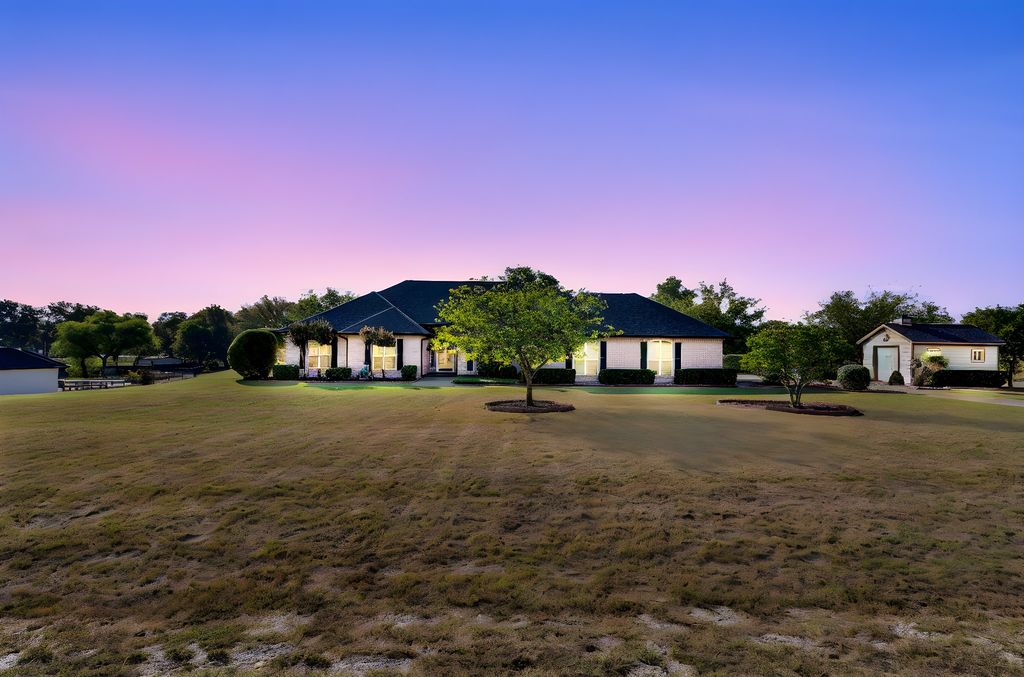 402 Seneca Drive, Waxahachie, TX 75165