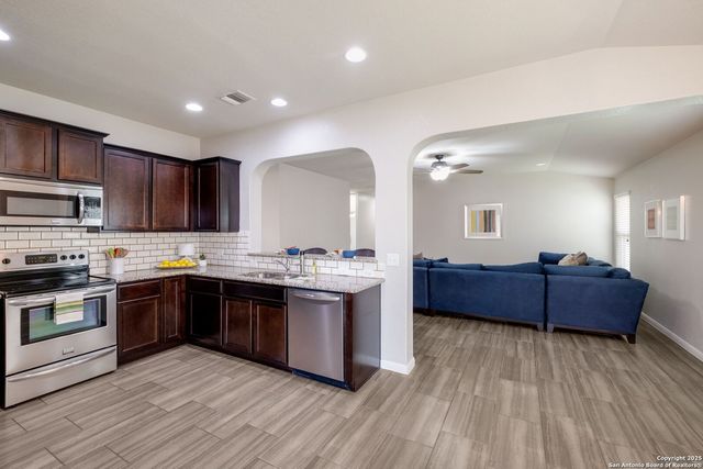 2239 Hawk Dr., New Braunfels, TX 78130