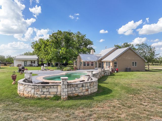 1466 County Road 456, Hondo, TX 78861