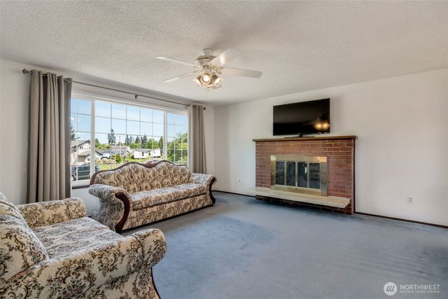 18925 49th Place W, Lynnwood, WA 98036