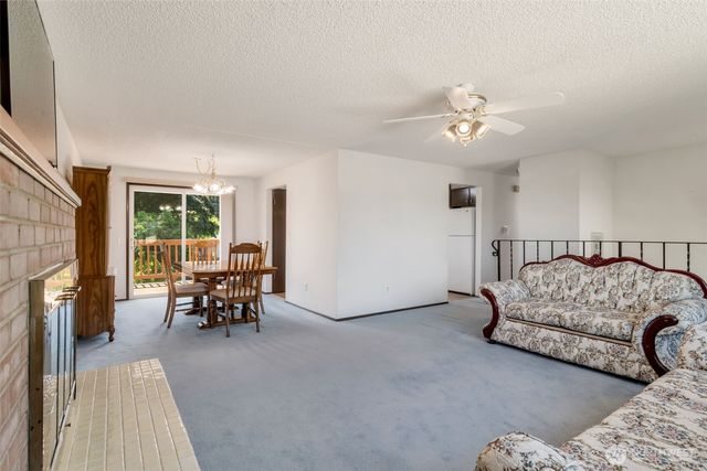 18925 49th Place W, Lynnwood, WA 98036