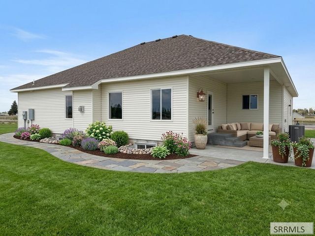 360 Meadow Walk Dr, Shelley, ID 83274