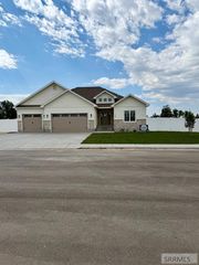 360 Meadow Walk Dr, Shelley, ID 83274