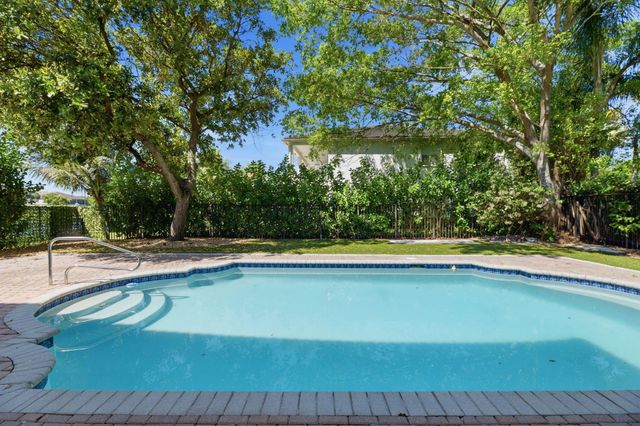 9705 Napoli Woods Lane, Delray Beach, FL 33446