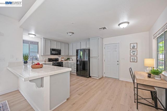 10 Fig Leaf Ct, Sacramento, CA 95838
