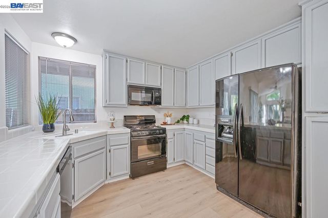 10 Fig Leaf Ct, Sacramento, CA 95838