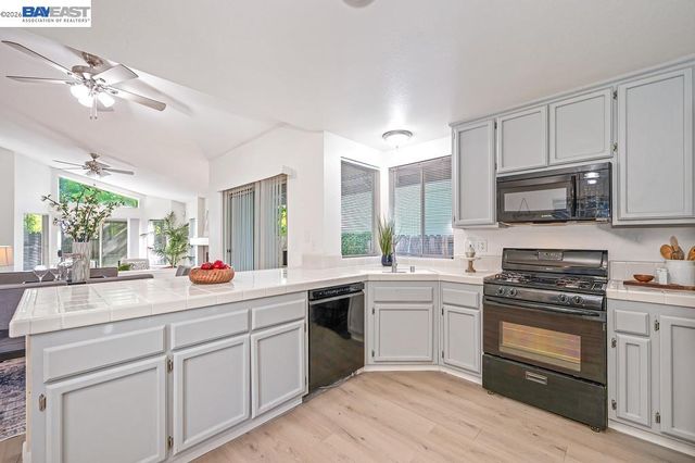 10 Fig Leaf Ct, Sacramento, CA 95838