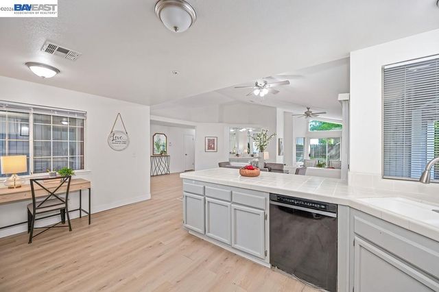 10 Fig Leaf Ct, Sacramento, CA 95838