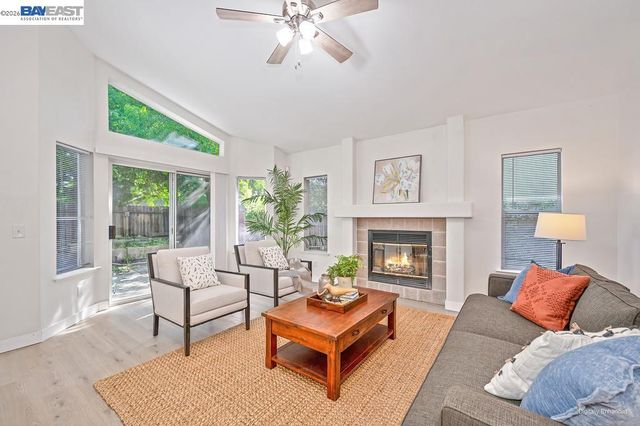 10 Fig Leaf Ct, Sacramento, CA 95838