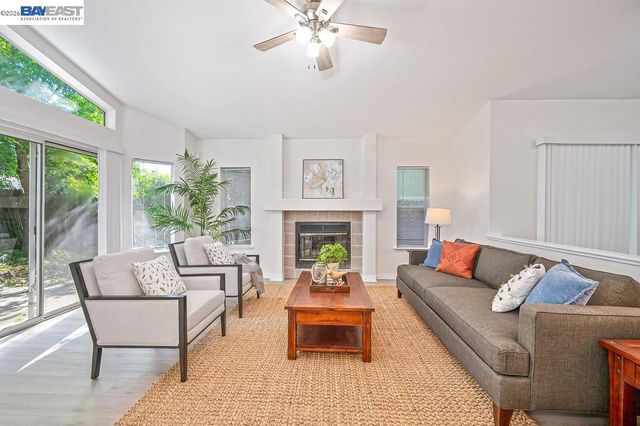 10 Fig Leaf Ct, Sacramento, CA 95838