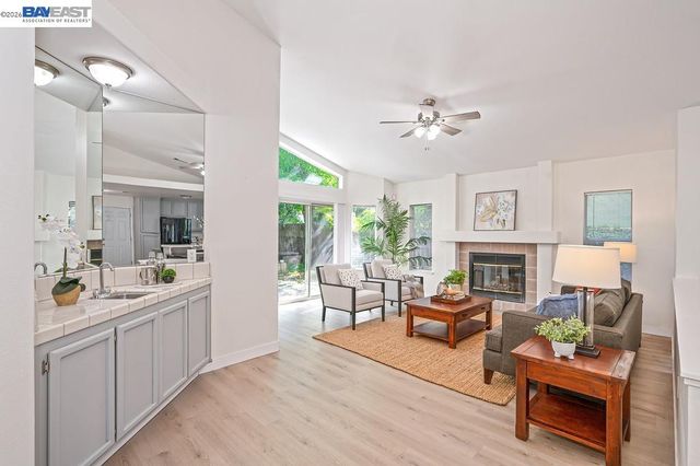 10 Fig Leaf Ct, Sacramento, CA 95838